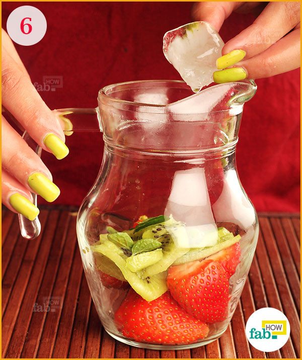 Add ice cubes in the pitcher