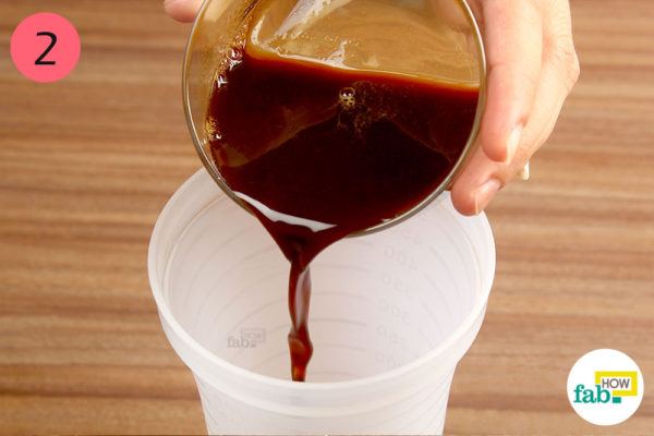Pour the coffee mixtureinto a shaker