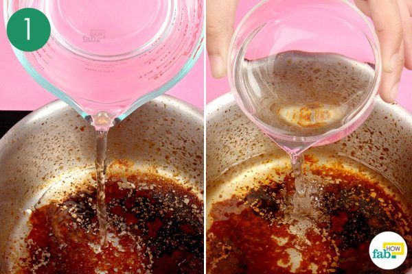 pour water and vinegar into a pan 