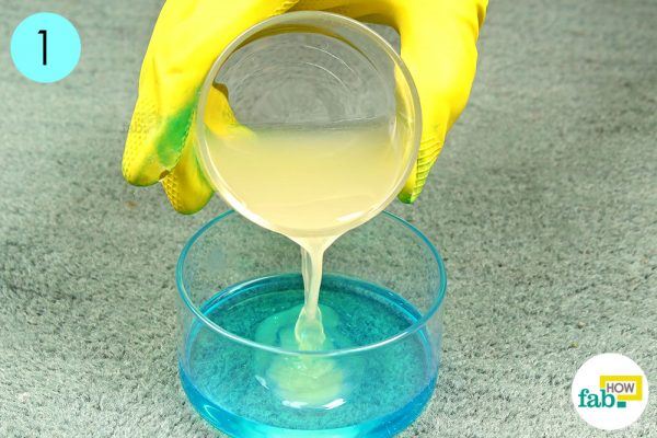 combine laundry detergent and lemon juice 