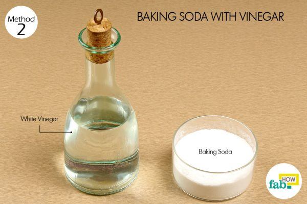 clean a showerhed with baking sod and vinegar 
