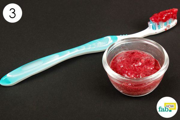 use baking soda strawberry and salt paste to brush teeth