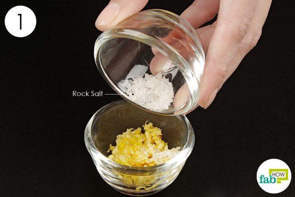 add rock salt to garlic to treat cavity
