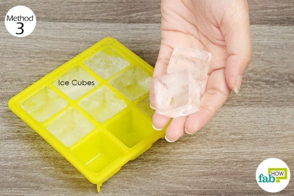 add ice cubes to dewrinkle clothes laundry hack