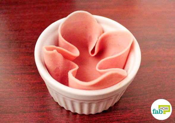 Grease the muffin cup and insert a slice of ham to make ham cup