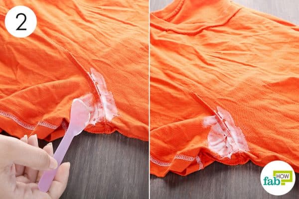 Dab the baking soda paste on the stinky areas to eliminate body odor from clothes