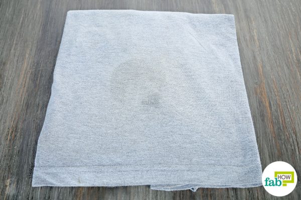 clean food grease stains from clothes by using baking soda
