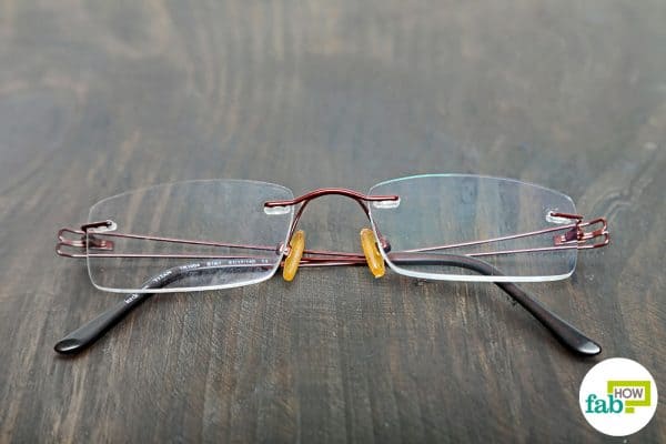 final to clean scratches on glasses using baking soda